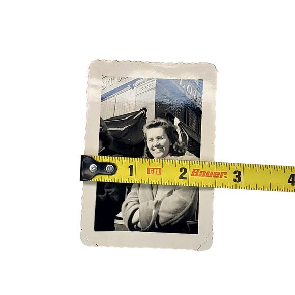 Vtg Close Up of Lady in Front of Store Original Monochrome Photography Found - Picture 3 of 4